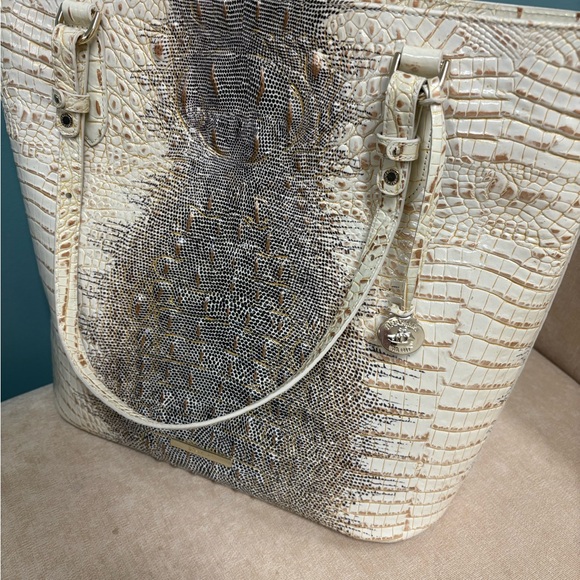 Elegant Cream Crocodile-Embossed Tote Bag - Picture 4 of 5